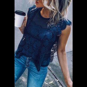 Elegant Dark Blue Scallop Lace Trim Finish Sleeveless Design Blouse